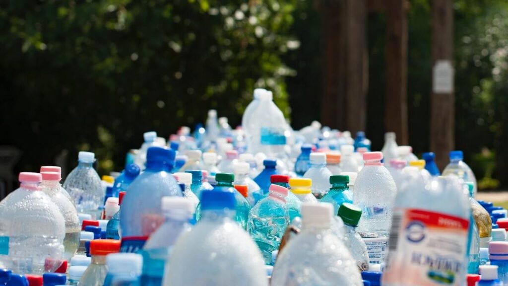 Le bottiglie d'acqua in plastica influenzano la fertilità