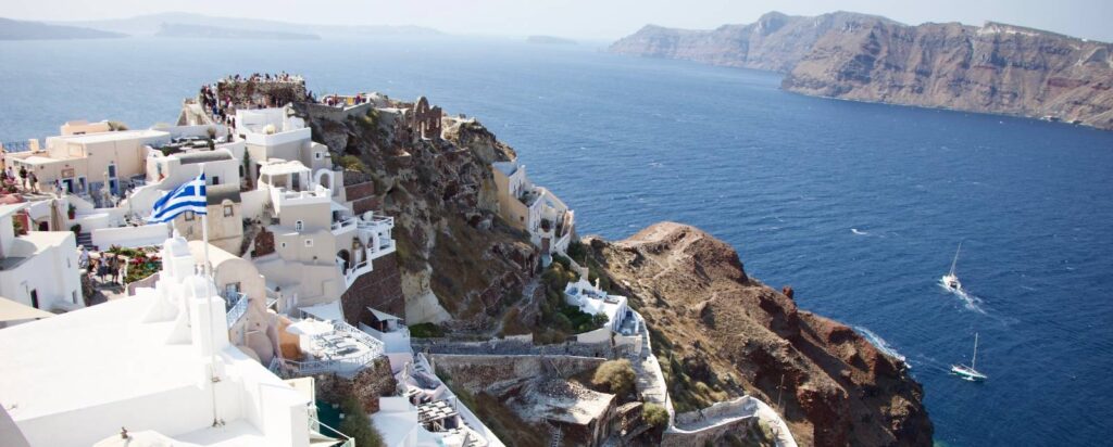 IVF in Thessaloniki: Best Clinics, Travel Tips, and Patient Reviews 23 Aleksander Wiecki provides a comprehensive overview of IVF in Greece. The featured images showcase iconic Greek buildings.