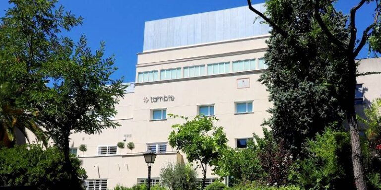 L'article se penche sur la Clinica Tambre Madrid et ses critiques. L'image ci-jointe présente le bâtiment de la Clinica Tambre Madrid.