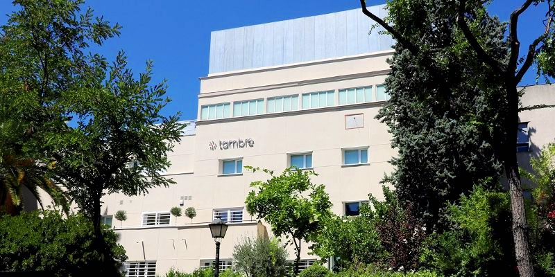 Makale Clinica Tambre Madrid ve incelemelerini ele alıyor. Ekteki görüntü Clinica Tambre Madrid'in binasını göstermektedir.