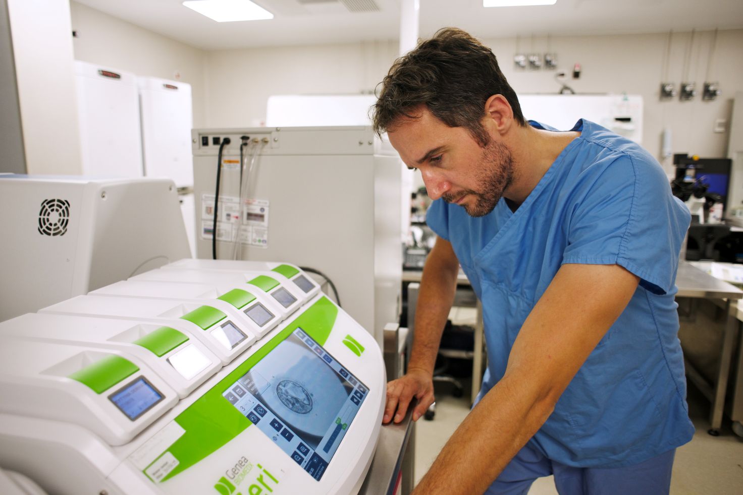 Drakopoulos Reproductive Medicine Prof. Dr Panagiotis Drakopoulos performing advanced fertility tests and monitoring embryo development using modern IVF equipment.