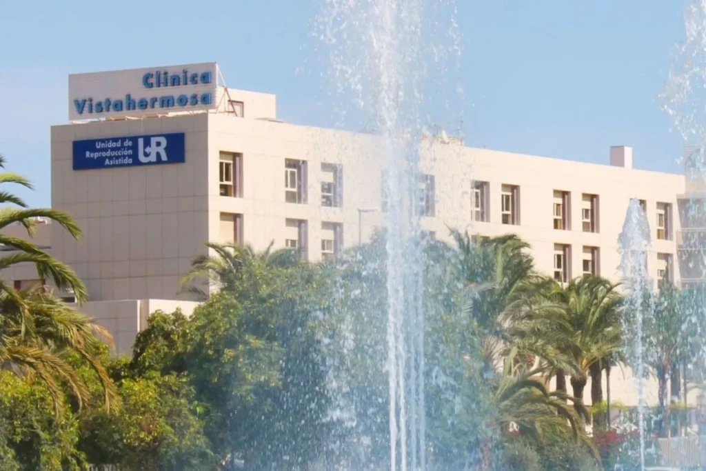 UR Vistahermosa Reviews: Real Patient Stories 11 Exterior view of UR Vistahermosa clinic, showing the building surrounded by greenery and fountains in front.